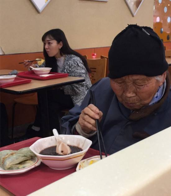南京姑娘为行乞老太买饭照片被转发点赞
