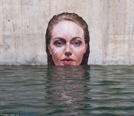美国画家在废弃建筑外墙手绘美女出浴图(4)