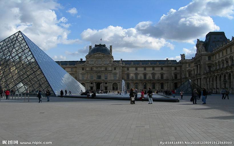 卢浮宫金字塔壮丽风光壁纸