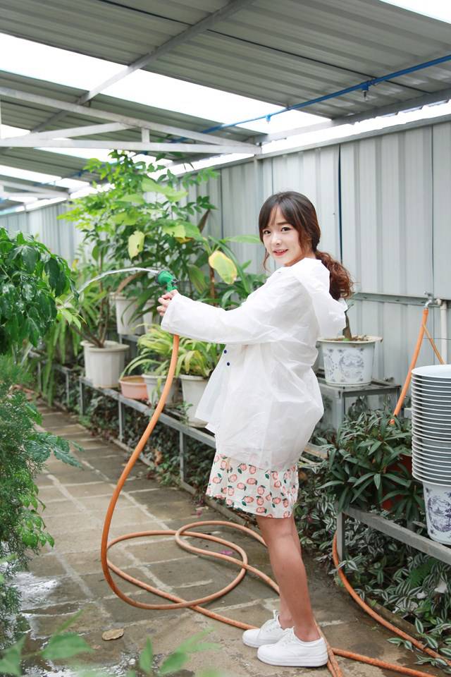 日本甜美萝莉花房人体摄影图