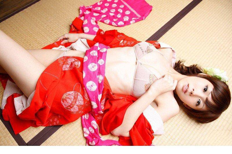 日本尤物演绎和服人体艺术照片