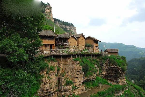 探千米悬崖上的悬空古村 村民靠莜面、豆面和土豆为食