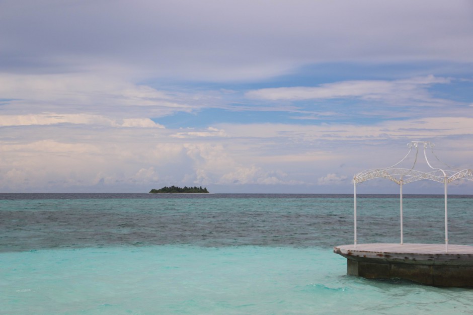 马尔代夫海岸水天相接美景