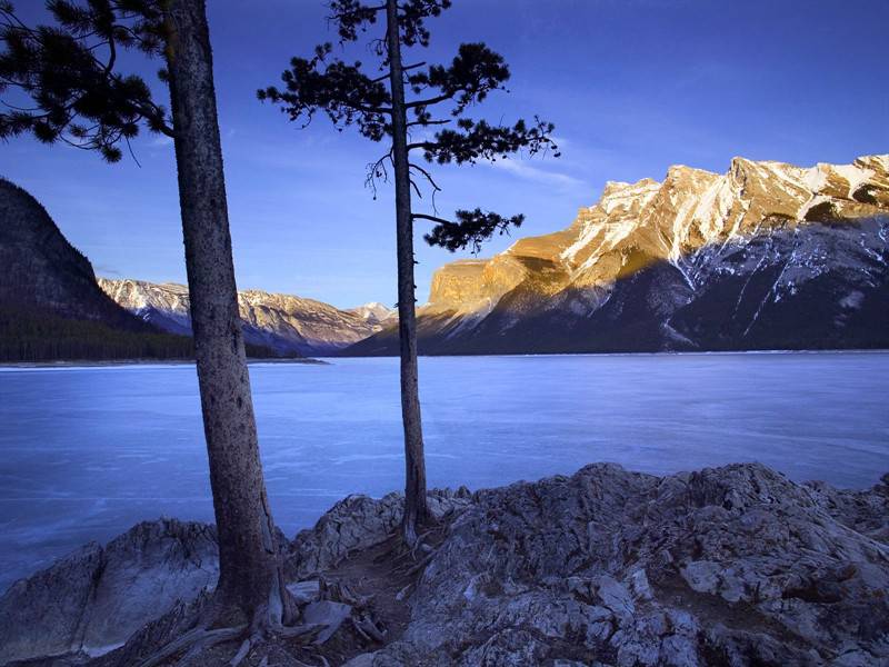 山间湖畔高清秀丽风景图片