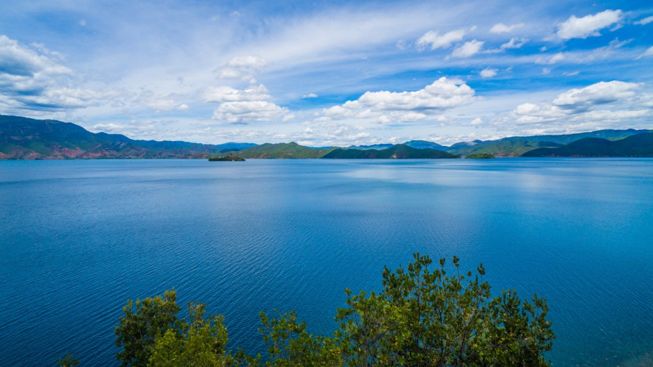 云南高山湖泊风景如画优美