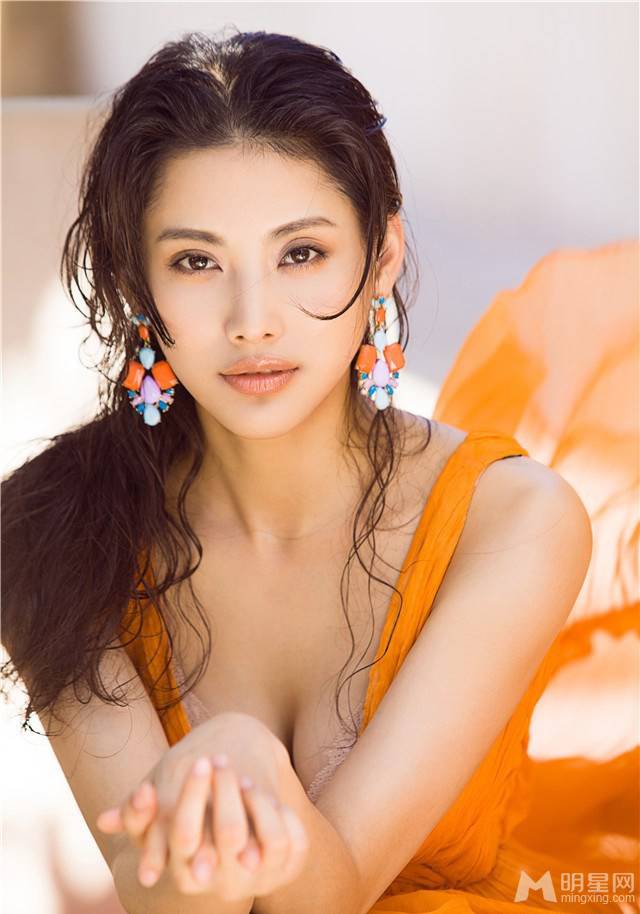 气质美女樊昱君撩人湿身写真