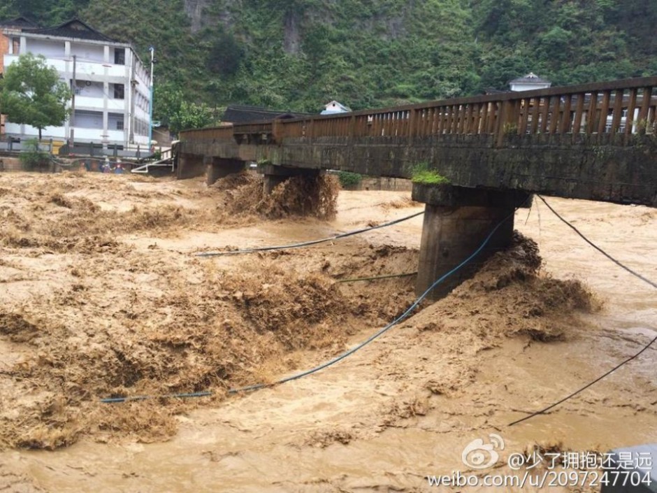 贵州突降暴雨雷山县三座大桥被冲毁(2)