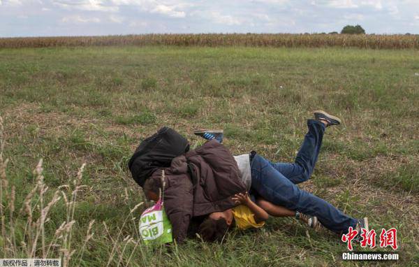 匈牙利女记者故意绊倒抱小孩难民 引起全球公愤