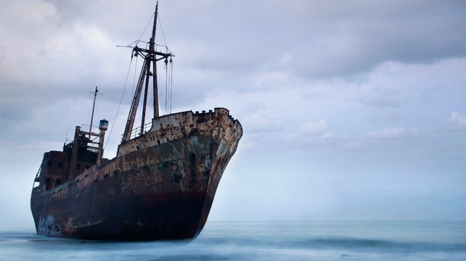 大海沉船的震撼风景图片壁纸