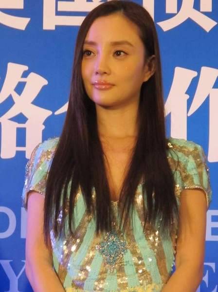 李小璐整容后遗症凸显 盘点昔日灵动清纯美照(6)