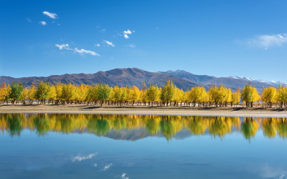 西藏山水湖泊倒影风景图片