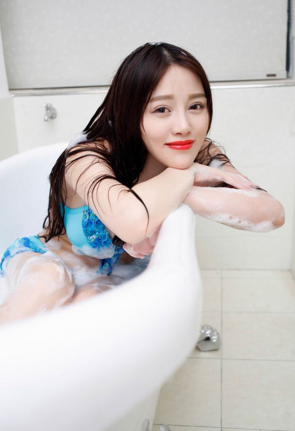 美女蓝色比基尼浴缸迷人写真