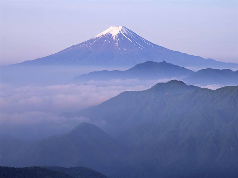 美妙绝伦的富士山下风光高清壁纸