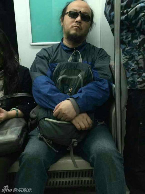 王菲前夫窦唯发福坐地铁被拍 身材发福头发稀(2)