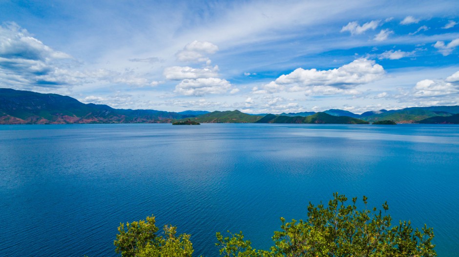 云南高山湖泊风景如画优美