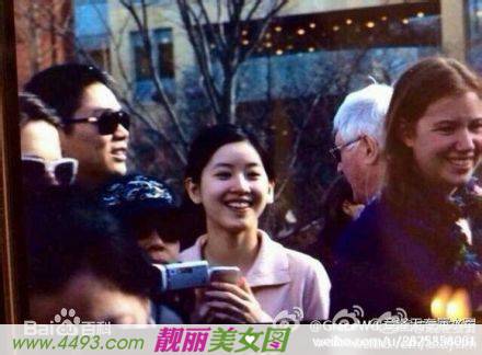 奶茶妹章泽天与刘强东纽约街头甜蜜牵手