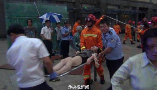 大风吹倒700斤玻璃两女子被砸 重伤者全身骨折(4)