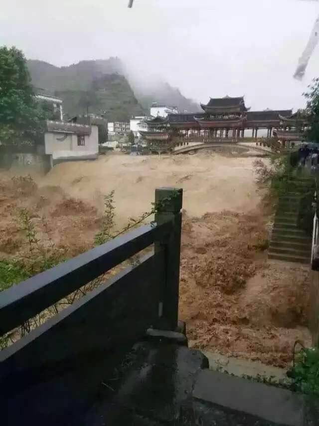 贵州突降暴雨雷山县三座大桥被冲毁