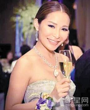 娱乐大亨亲手为正宫女儿剪脐带 起名周善潼