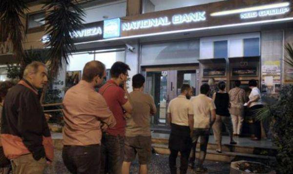希腊或就债权问题举行公投 民众排队取钱挤兑存款