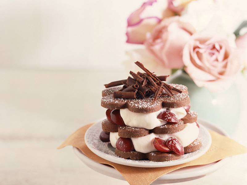草莓椰丝精致甜美的水果蛋糕图片