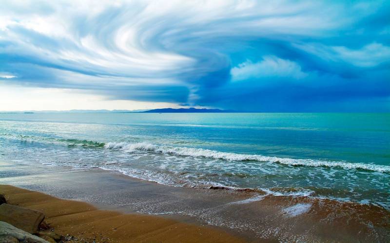 精美蓝天白云的海景桌面壁纸