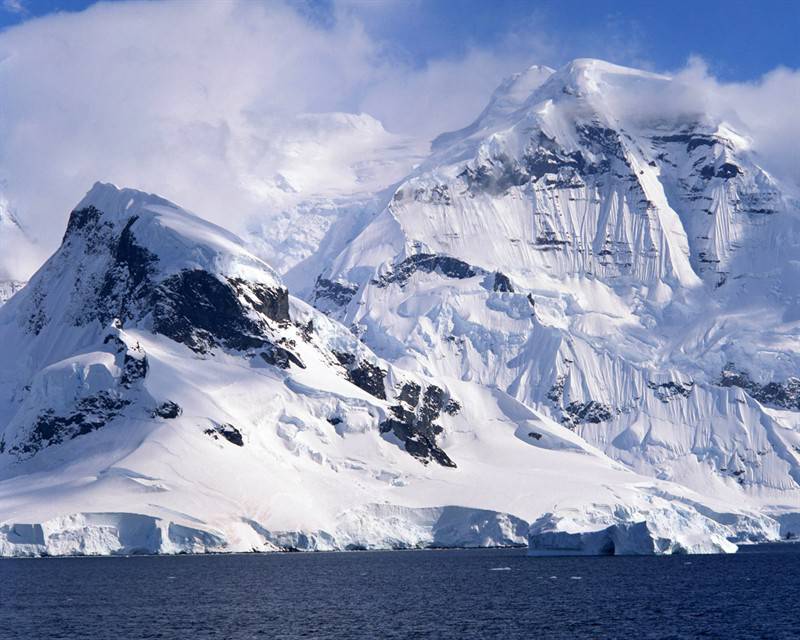 高山重岩叠嶂白雪覆盖唯美雪景