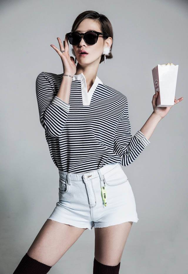 韩国女星李英真时尚杂志俏皮写真