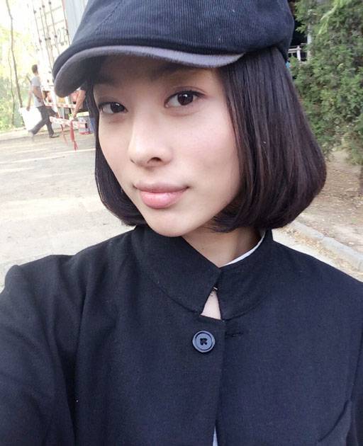 人气影视明星童苡萱甜美自拍