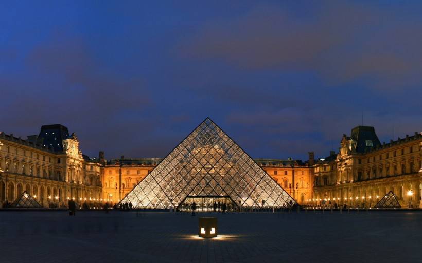 卢浮宫金字塔迷人夜景图片
