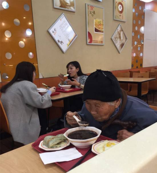 南京姑娘为行乞老太买饭照片被转发点赞