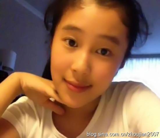杨子12岁女儿自拍照曝光 甜美显成熟