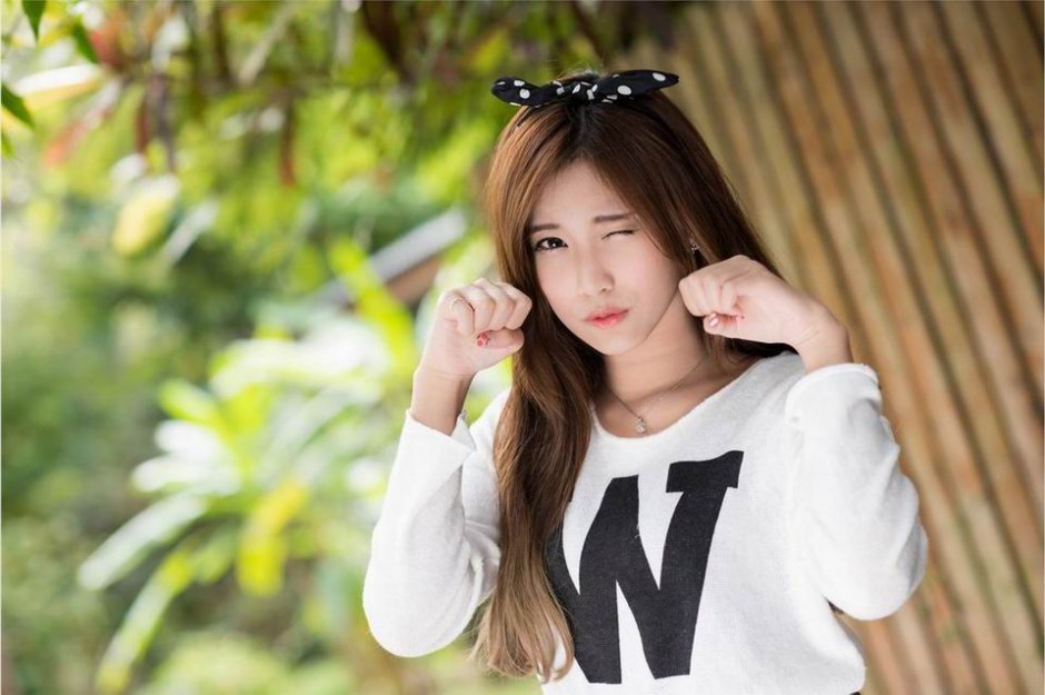 清纯女神张楚珊户外短裙甜美写真