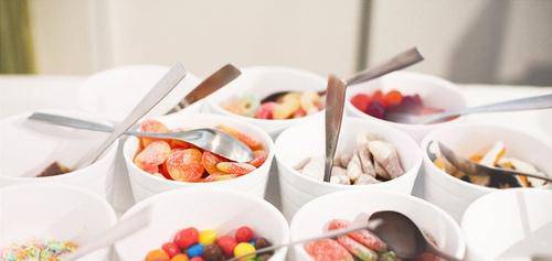 小巧甜蜜的彩虹糖摄影图片