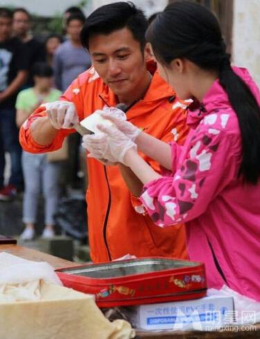 辣妈杨幂化身“豆腐西施” 与谢霆锋一起做豆腐料理