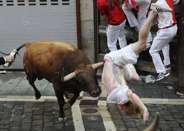 西班牙奔牛节开幕 为期9天的街头狂欢会