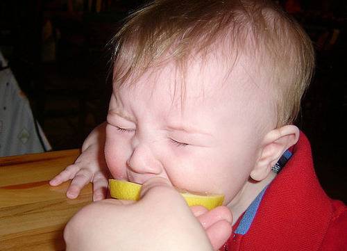 小孩子吃柠檬的表情图