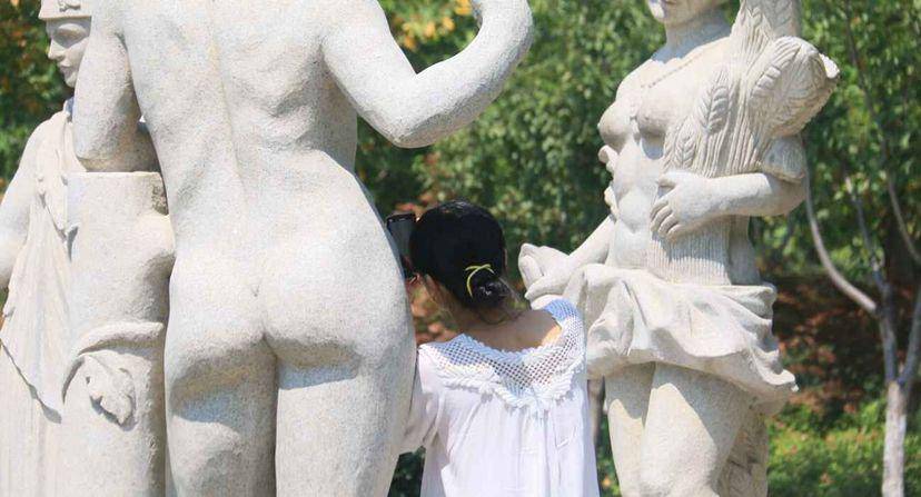 公园雕塑私处被摸黑 游客素质有待提升