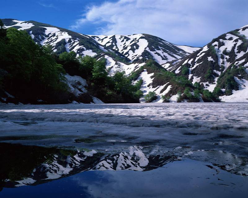 高山重岩叠嶂白雪覆盖唯美雪景