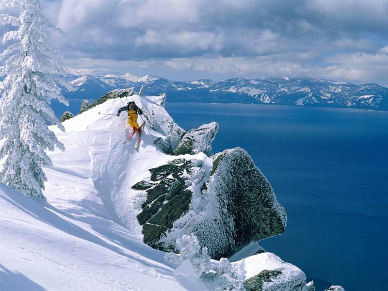 山中雪景宛如白色海洋宁静迷人