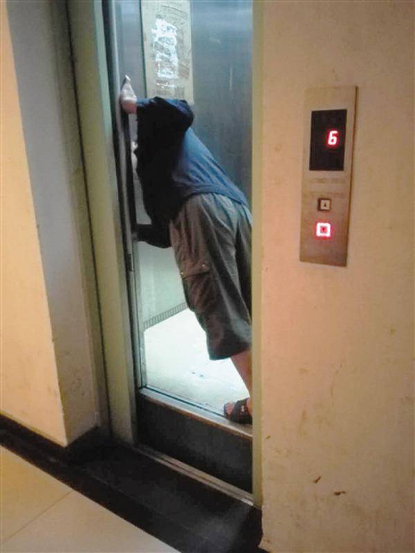 北京:电梯突坠 按报警铃15分钟无应答