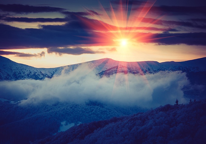 美丽的山顶风景落日图片