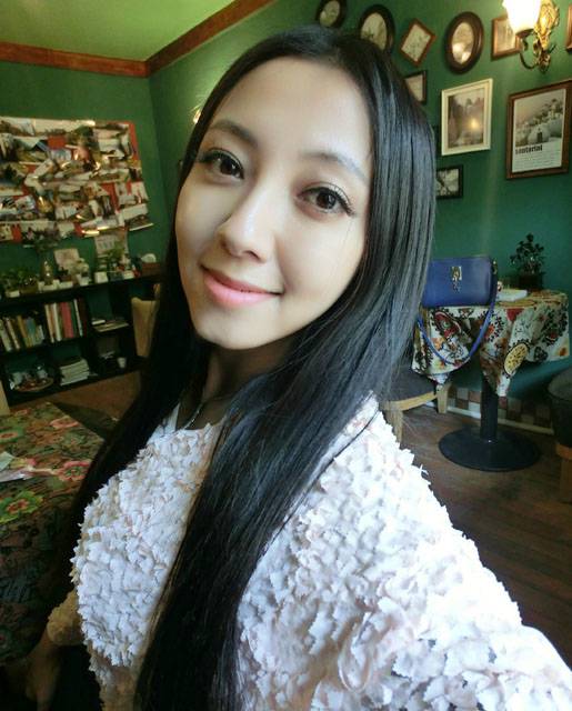 极品美女松果儿微博晒私房自拍照