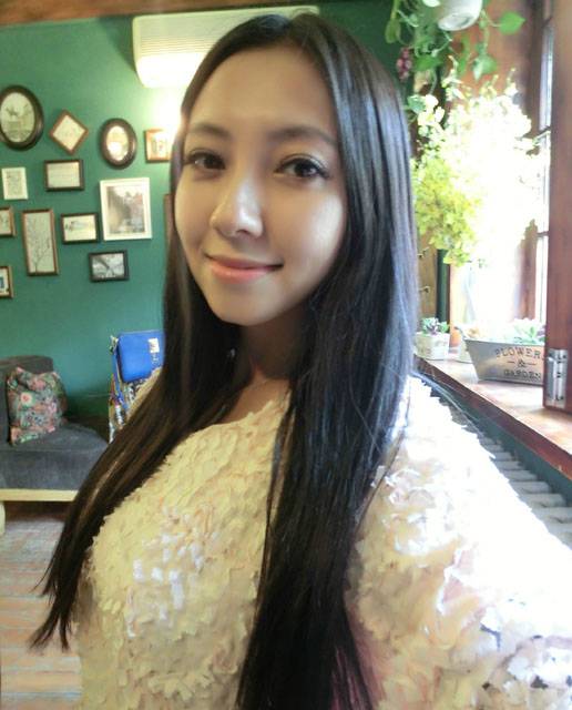 极品美女松果儿微博晒私房自拍照