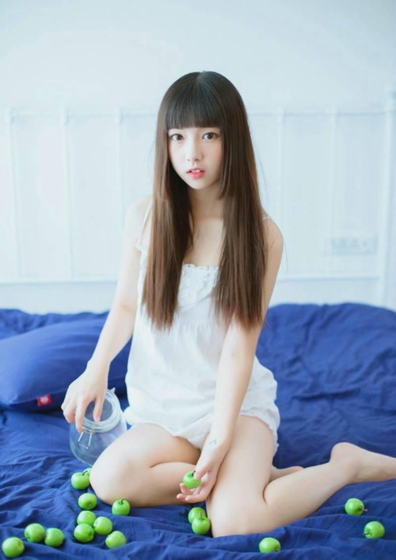 韩国可爱萝莉美女床上人体艺术写照