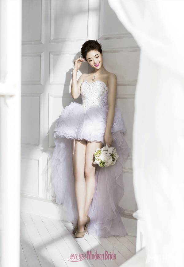 蒋欣身披纯白个性婚纱登杂志封面
