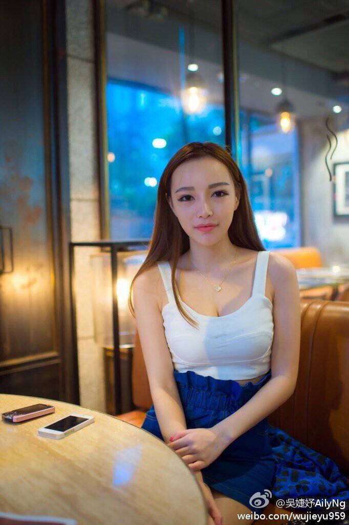 香港模特吴婕妤大胆时尚人体艺术图