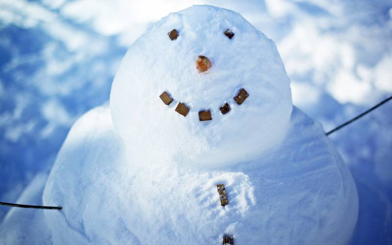雪地里可爱的小雪人浪漫冬季风景高清选图