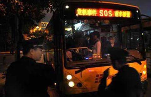 广州一公交车发出求救信号 是司机误按还是另有隐情？