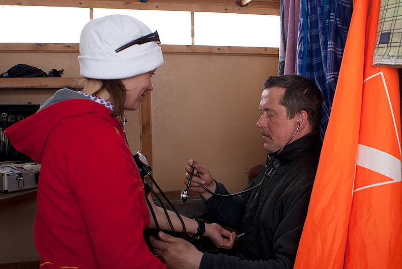 昔日冠军回归自然 俄美女冰下全裸戏白鲸